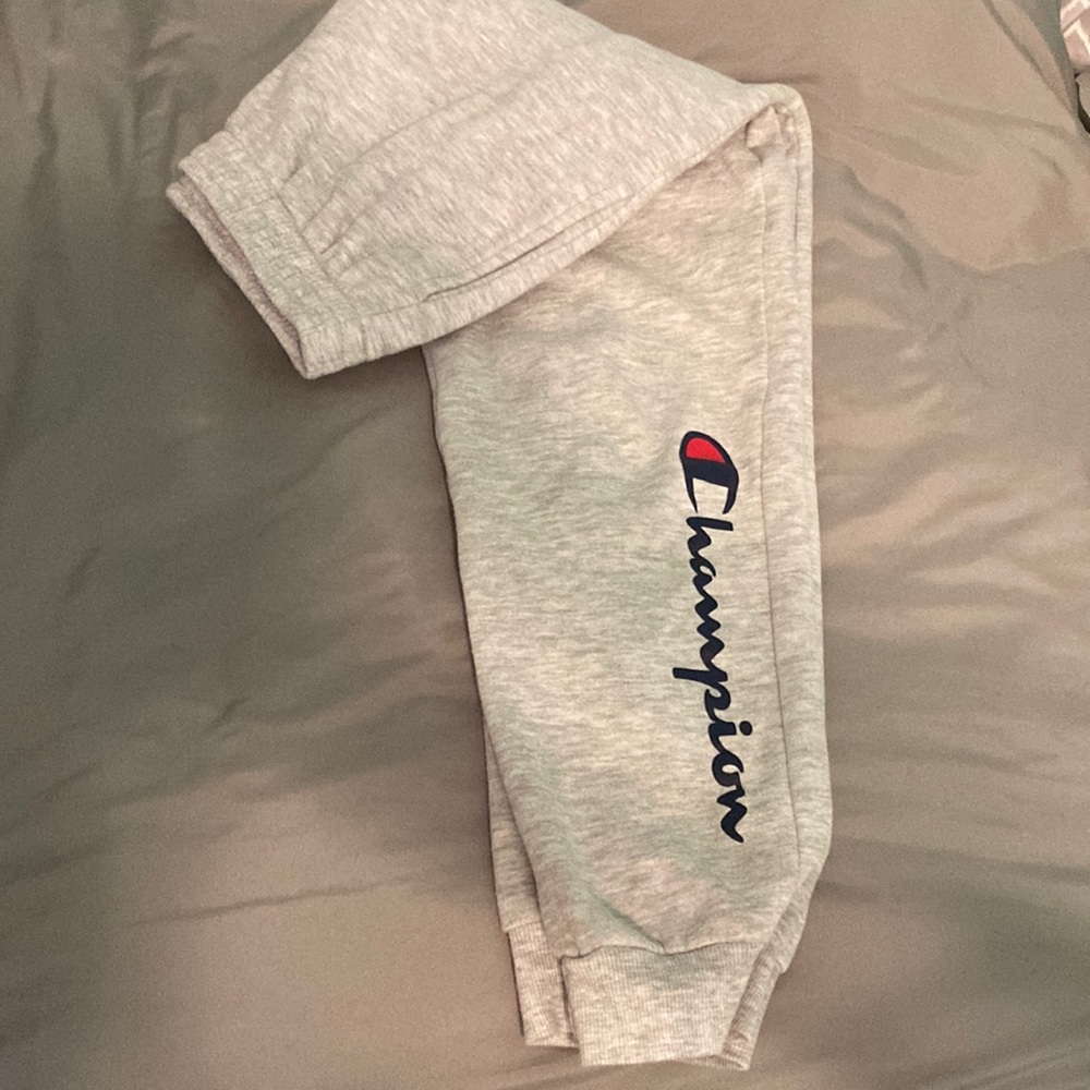 Hardly worn, no stains, great condition. Only selling due to them being to short